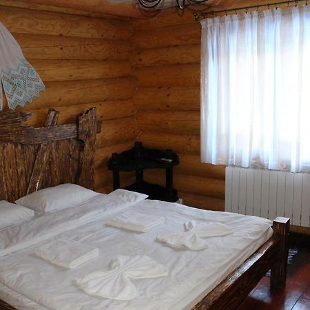 Hotel Berloga-Sinevir Synevyrsʼka Polyana Exteriör bild