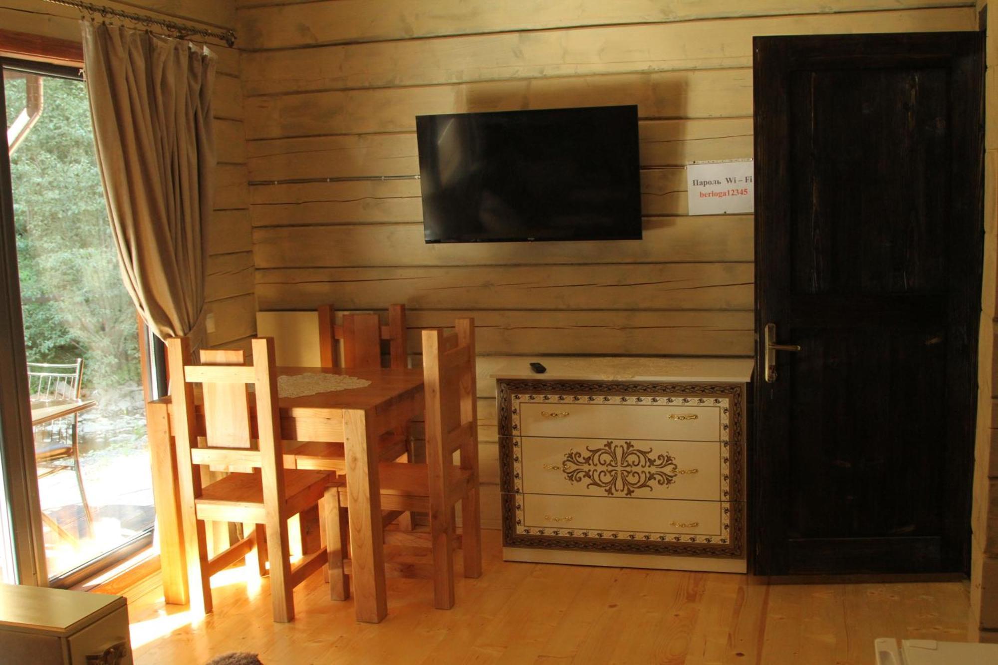 Hotel Berloga-Sinevir Synevyrsʼka Polyana Exteriör bild