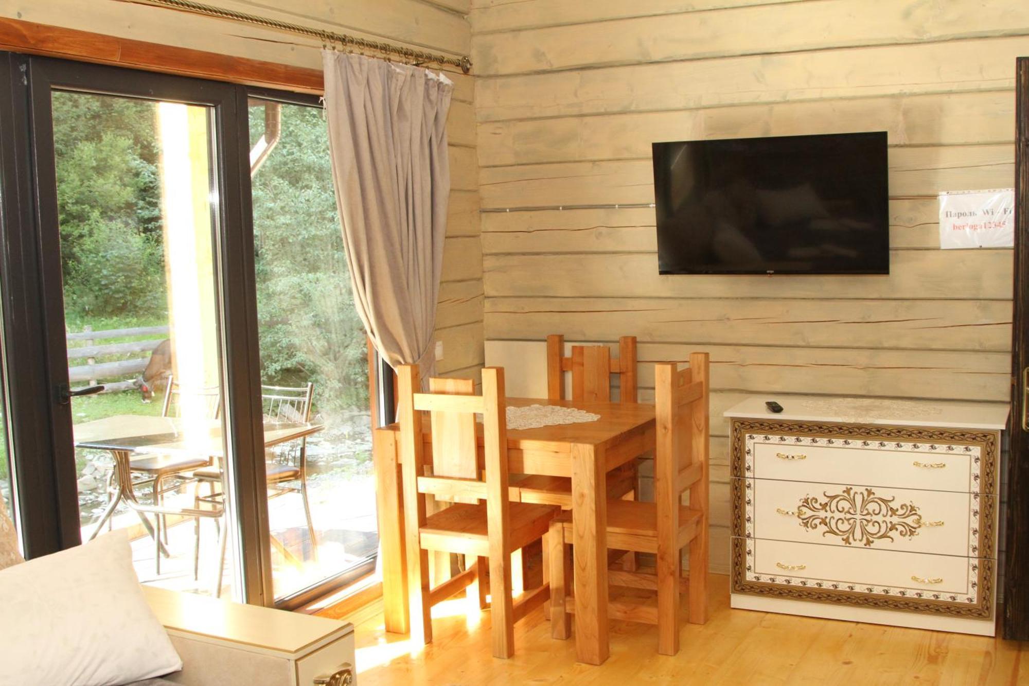 Hotel Berloga-Sinevir Synevyrsʼka Polyana Rum bild